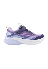 Zapatilla deportiva de color púrpura y lavanda con un upper suave y texturizado, suela blanca prominente y una correa sobre los cordones para un ajuste seguro.