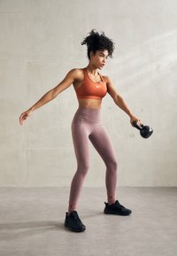 Nike Performance UNIVERSA - Tajice - smokey mauve/black