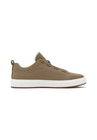 Zapatilla de cuero marrón claro con suela de goma blanca, punta redondeada y detalles de cordones. El diseño de perfil bajo incluye una lengüeta en el talón.