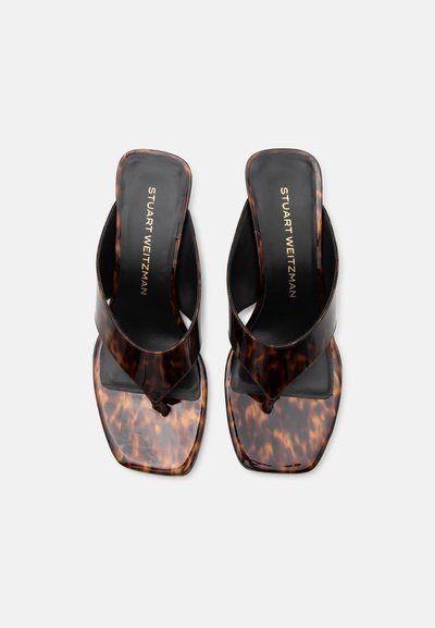 Paire de sandales tongs à bout carré imprimé motif écaille de tortue, semelles intérieures noires et inscription « STUART WEITZMAN » en doré.
