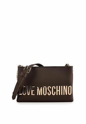 Bolso cruzado de cuero marrón oscuro con letras de metal dorado "LOVE MOSCHINO" y una correa ajustable con hebilla y detalles de cadena.