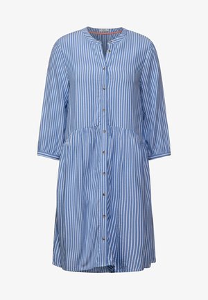 Vestido abotonado con rayas verticales en azul y blanco, mangas tres cuartos y cintura fruncida.