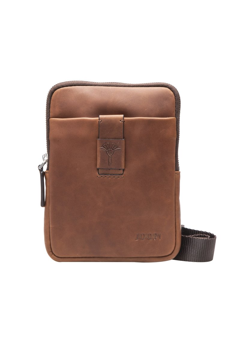 Borsa a tracolla in pelle marrone con chiusura a zip, superficie testurizzata, pattina frontale con logo impresso e tracolla regolabile intrecciata.
