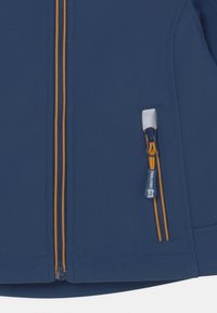 Navy blue softshell jacket with orange zippers, featuring a zippered pocket and a smooth, textured finish. брендинг на молнии.