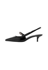 Svarta klackskor i lackläder med slingback, spetsig tå, tunn klack och dekorativ kedjeaccent över den främre öppningen.