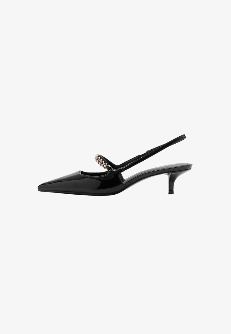 Czarne lakierowane szpilki typu slingback z wąskim noskiem, cienkim obcasem i dekoracyjnym łańcuszkiem na przednim otwarciu.