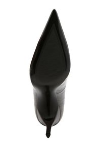 Zwarte hoge hak met een puntige neus, gladde textuur en een rubberen zool met verticale ribbels voor grip. Krokodillenpatroon aan de zijkanten.