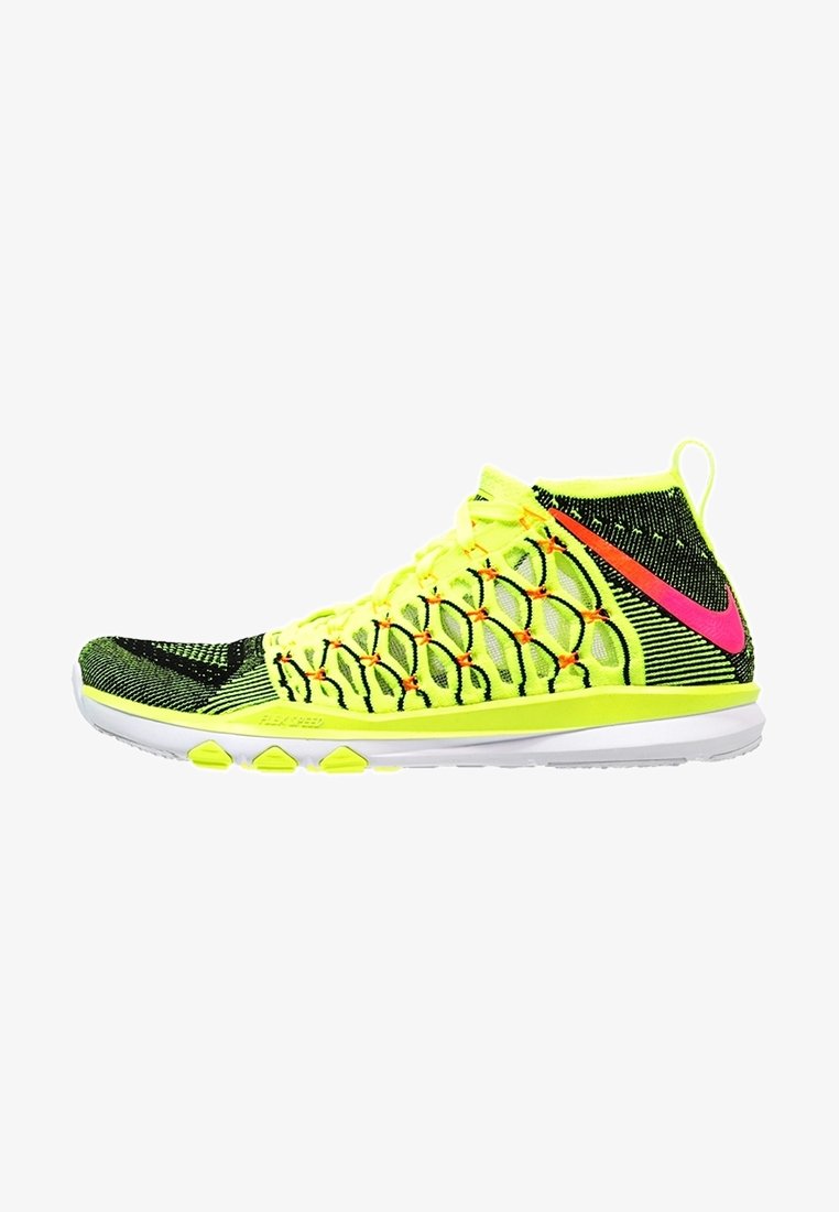 Baskets de sport jaune vif avec des accents noirs, tige en tricot texturé, logo Nike rose au niveau du talon, et semelle intermédiaire blanche avec semelle extérieure en caoutchouc antidérapante.