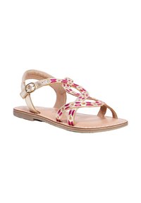 Vlakke sandalen met een tan leren zool, gouden banden met roze en witte geometrische patronen en een gespafsluiting op de enkelband.