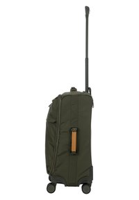 Bolso de viaje rodante en tela verde oscuro con asa retráctil, cierre de cremallera, bolsillo lateral y acento de cuero marrón.