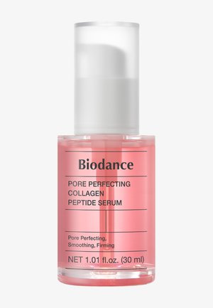 Flacon de sérum rose Biodance étiqueté "Sérum peptides de collagène pour perfectionner les pores" avec distributeur pompe, volume 30 ml.