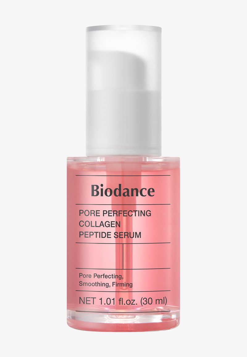 Roze serumflesje van Biodance met label "Pore Perfecting Collagen Peptide Serum" met pompdispenser, inhoud 30 ml.