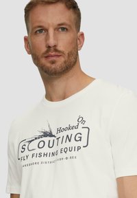 s.Oliver MIT FRONTPRINT - T-shirt print - weiß