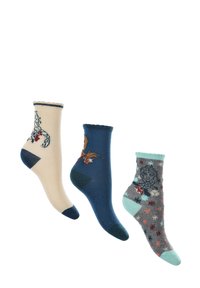 Tres pares de calcetines con estampado: beige con un diseño de caballo, azul oscuro con un personaje y gris con un personaje y acentos de copos de nieve.