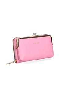 Portafoglio in pelle rosa con chiusura in metallo dorato, dettagli in zip e texture a granuli. Presenta il nome del marchio impresso sulla parte anteriore.