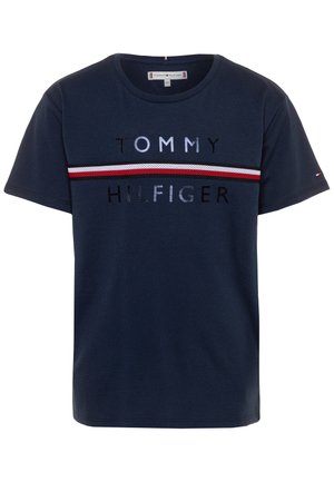 Granatowy bawełniany T-shirt z logo "TOMMY HILFIGER" w białych i odblaskowych literach oraz czerwono-białymi poziomymi paskami na wysokości klatki piersiowej.