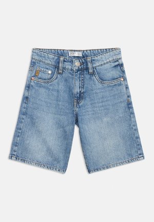 Lyseblå denimshorts med forreste knap, lynlås, bæltestropper og design med fem lommer på hvid baggrund.