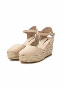 Sandalias de cuña de ante beige con correa en el tobillo, entresuela de yute trenzado y superficie superior suave. Suela plana de goma para tracción.