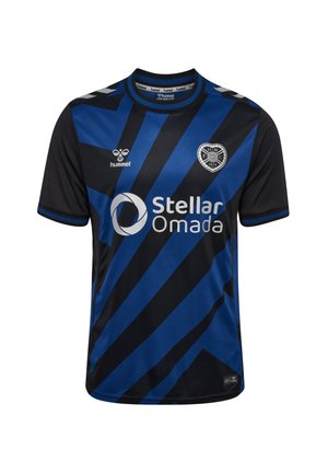 Sort og blåstribet fodboldtrøje med Stellar Omada sponsorlogo og hvidt hjerteformet klubmærke på brystet.