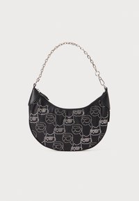 Sac à main en satin noir avec un motif de visage de chat en feuille d'argent, une chaîne et des accents en cuir noir. Forme ronde avec fermeture éclair.