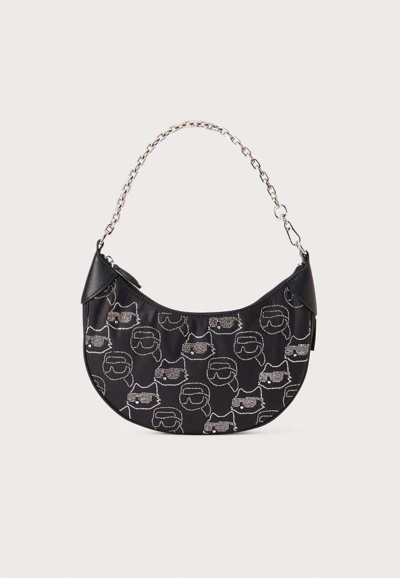 Sac à main en satin noir avec un motif de visage de chat en feuille d'argent, une chaîne et des accents en cuir noir. Forme ronde avec fermeture éclair.