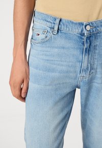Tommy Jeans DAD REGULAR - Relaxed fit -farkut - denim light