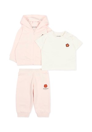 Completo da bambino piccolo di tre pezzi rosa chiaro con felpa con cappuccio e zip, maglietta bianca a maniche corte e pantaloni, ciascuno con un piccolo logo a fiore rosso.