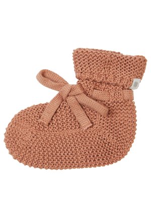 Chausson tricoté en doux rose clair avec un col à côtes et un fermeture à lacets. Tissu texturé et forme arrondie conçue pour le confort.