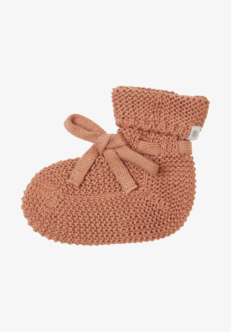 Gehaakt babyschoentje in zacht, lichtroze met een geribbelde manchette en striksluiting. Geverfde stof en afgeronde vorm ontworpen voor comfort.