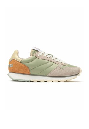 Zapatilla con parte superior de textil verde y beige, acentos en gamuza marrón, cordones blancos y suela de goma texturizada. Diseño clásico con un bloqueo de color distintivo.