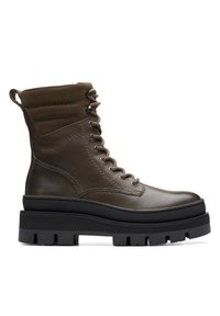 Botas de combate de cuero marrón con parte superior texturizada, suela de goma y diseño con cordones. Cuenta con un puño acolchado y una plataforma negra contrastante.