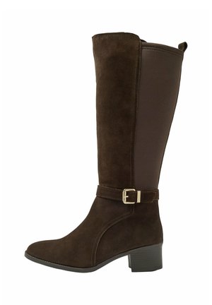 Botte haute en daim marron foncé jusqu'au genou avec panneau latéral élastique, bride décorative avec boucle dorée et talon bloc bas.