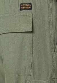 Jack & Jones PREMIUM JPSTBILL JJNATE JOG - Cargobroek - laurel wreath