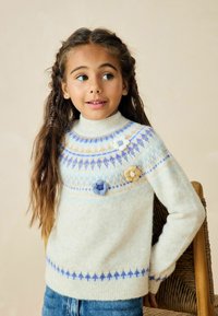 Jasnoniebieski sweter dzianinowy z wysokim kołnierzem, ozdobiony kolorowymi aplikacjami kwiatowymi oraz geometrycznymi wzorami w odcieniach niebieskiego i pomarańczowego.