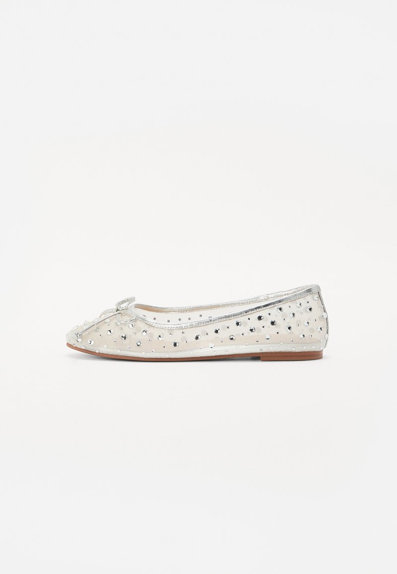 Ballet flat in materiale trasparente con accenti argentati, caratterizzato da un fiocco e borchie argentate incorporate. Punta rotonda e suola piatta.