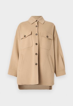 Béžový vlnený kabát s dlhými rukávmi, dvoma náprsními vreckami so zapínaním na gombík, dvoma bočnými vreckami, zapínaním na gombíky vpredu a golierom.