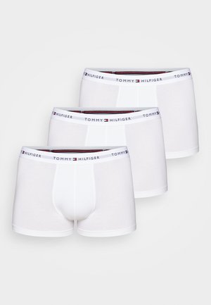 Hvide bomuldsboxershorts i en pakke med tre, med en logo-mærket talje med røde og blå detaljer. Glat tekstur og tætsiddende design.