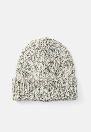 Gorro de malha espessa em lã, em fios mistos de branco e cinza, com uma dobra em punho canelado, mostrado em plano plano sobre um fundo branco.