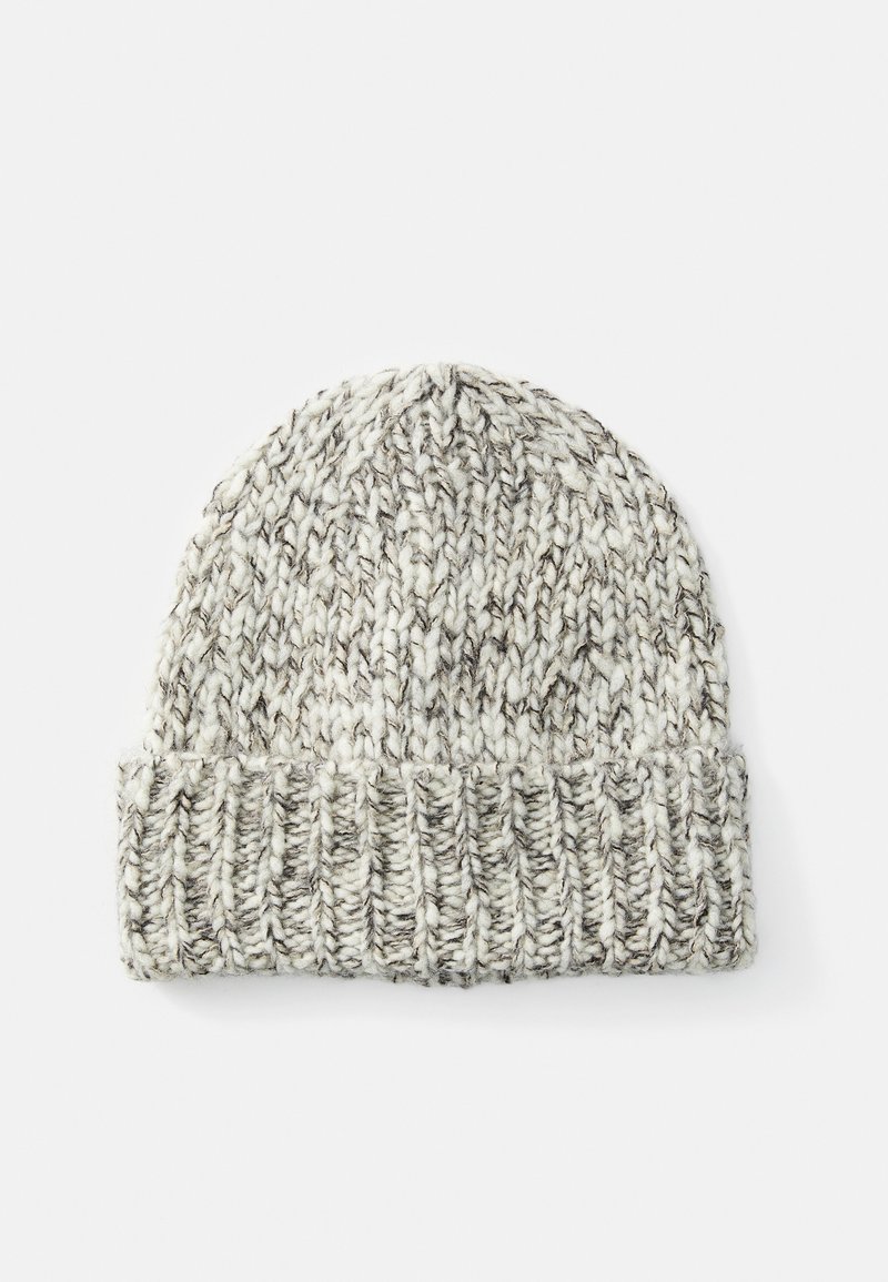 Gorro de lana de punto grueso en hilo mezclado blanco y gris con un puño de canalé doblado, mostrado plano sobre un fondo blanco.