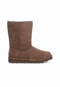 Braune Wildleder-Stiefeletten mit weitem Schaft, flacher Gummisohle und minimalem Nähedetail. Sanfte Textur mit abgerundeter Zehenpartie.