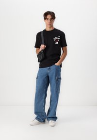 Tommy Jeans GRAFFITI TEE UNISEX - Marškinėliai su spaudiniu - black
