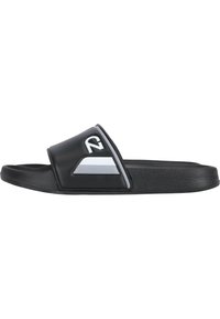 Sort slid sandal med en tekstureret gummisål, der har en bred rem med en blank sort finish og en hvid geometrisk accent.