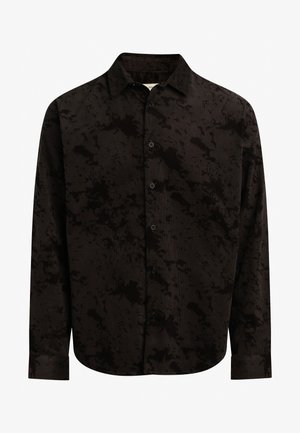 Mustan värvi särk, millel on tekstureeritud, marmorist muster. Omab laiemaid krae, pikki varrukaid ja nööbitavaid mansette.