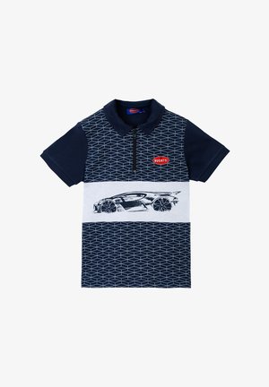 Polo shirt navy con motivo esagonale, maniche corte, colletto con zip e una fascia orizzontale bianca che presenta una grafica di un'auto e il logo "Bugatti".
