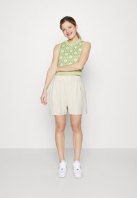 YAS YASVIGGI  - Kratke hlače - off-white