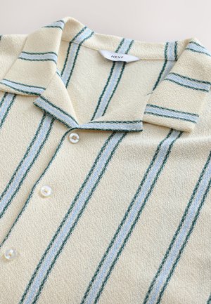 Camicia a maniche corte a righe con base beige, caratterizzata da strisce verticali turchesi e azzurro chiaro. Tessuto strutturato e bottoni bianchi.
