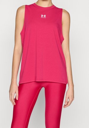 Top atletico senza maniche rosa realizzato in tessuto morbido, con scollatura rotonda e logo Under Armour in bianco. Abbinato a leggings rosa coordinati.