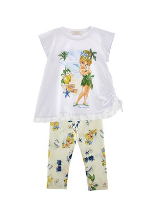 Top blanco de manga corta con Campanilla y estampado tropical, combinado con leggings crema con Campanilla, gafas de sol y flores.