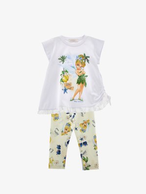 Λευκό τοπ με κοντά μανίκια με εκτύπωση Tinker Bell και τροπικό μοτίβο, συνδυασμένο με κρεμ κολάν που έχει Tinker Bell, γυαλιά ηλίου και λουλούδια.