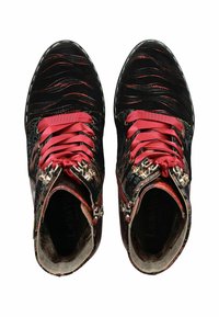 Botas negras hasta el tobillo con cuero texturizado, cordones rojos, cremalleras y un acabado brillante. Presenta un patrón floral y un diseño de punta redonda.